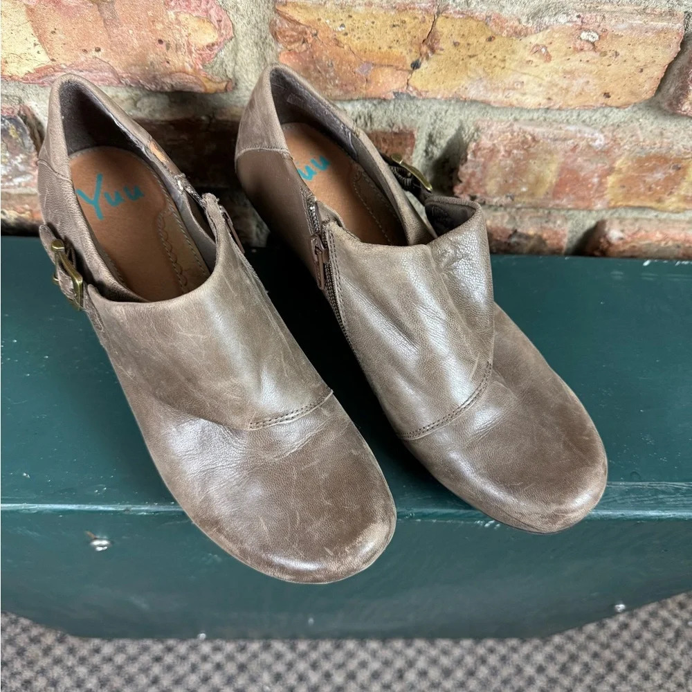 Yuu Tammy Leather Ankle Booties - Size 9